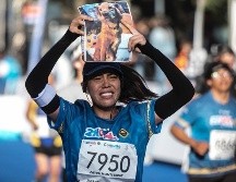 Entre lágrimas Zayra llegó a la meta y mostró la foto de su compañera de entrenamiento. ESPECIAL / F. Atilano