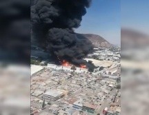 Grandes columnas de humo salen del edificio, mientras que el Cuerpo de Bomberos se encuentra en la zona y se realizan cortes a la circulación. TWITTER / @El_Universal_Mx