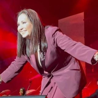Abuchean a Ana Gabriel en pleno concierto por defender al INE (VIDEO)