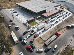 Mañana 1 de marzo comienzan las multas por no verificar. En la imagen, filas de este martes en un centro de verificación. EL INFORMADOR/ ARTURO NAVARRO