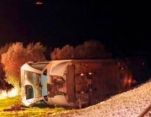 Dos trenes chocaron, uno se descarriló y el otro se incendió. AFP