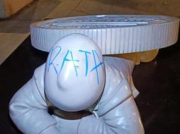 La mujer grafiteó dos esculturas de la exposición 