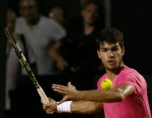 Carlos Alcaraz sufrió de una distensión de grado 1 en el isquiotibial de la pierna derecha. Xinhua/Archivo