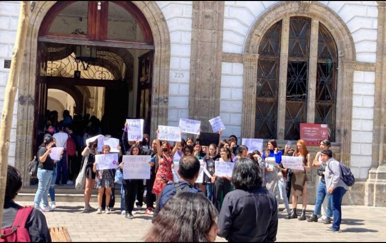 Alumnos se manifestaron esta semana para pedir justicia en el caso de la estudiante que señaló la agresión sexual dentro de la Preparatoria Jalisco. ESPECIAL