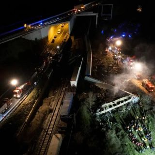 Suben a 36 los muertos por la colisión de dos trenes en Grecia central