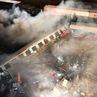 Dimite el ministro de Transportes griego tras fatal choque de trenes