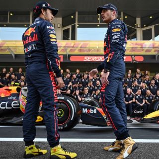 Checo Pérez advierte a Verstappen, "tenemos que trabajar como un equipo"
