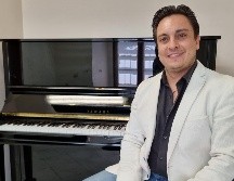 En cuanto a la emoción de cantar en un foro tan importante y emblemático como el Teatro Degollado, Carlos se siente como en casa, “me ha tocado estar aquí ya en bastantes ocasiones y cada que salgo a este escenario es como vivir otra vida, a mí me encanta