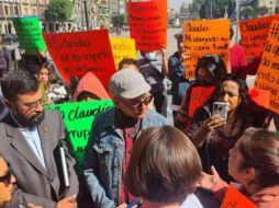 Al finalizar la protesta dejaron las pancartas a las puertas del palacio. SUN
