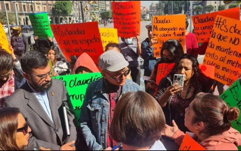 Al finalizar la protesta dejaron las pancartas a las puertas del palacio. SUN