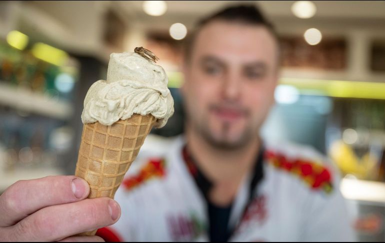 Los ingredientes del helado de Micolino son harina de grillo, crema espesa, extracto de vainilla y miel, y lo espolvorea con grillos enteros. AP/M. Murat