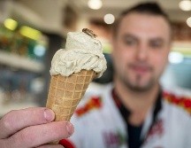 Los ingredientes del helado de Micolino son harina de grillo, crema espesa, extracto de vainilla y miel, y lo espolvorea con grillos enteros. AP/M. Murat