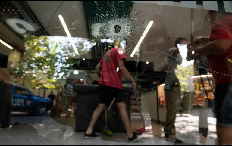 Las persianas del supermercado de la familia de la esposa de Messi, Antonela Rocuzzo, situado en Rosario, fue atacado con 14 disparos en la madrugada de este jueves. EFE / F. Trovato Fuoco