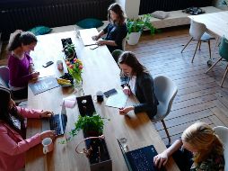 En muchos países, una mujer que ingresa hoy a la fuerza laboral se jubilará antes de poder obtener los mismos derechos que los hombres, denuncian. ESPECIAL/Foto de CoWomen en Unsplash