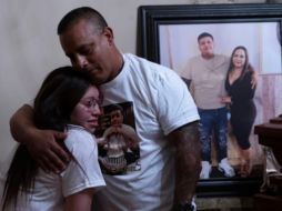 El papá y la novia de Gustavo Angel Suárez, uno de los cinco jóvenes que presuntamente fueron atacados por militares en Nuevo Laredo, Tamaulipas. SUN