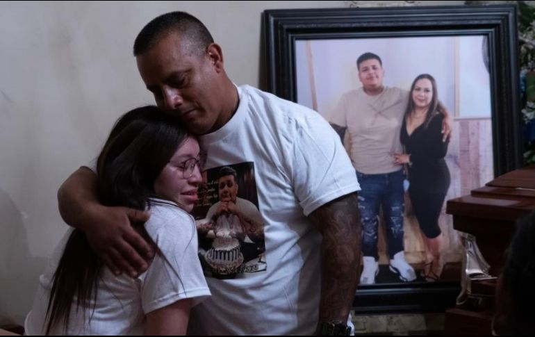 El papá y la novia de Gustavo Angel Suárez, uno de los cinco jóvenes que presuntamente fueron atacados por militares en Nuevo Laredo, Tamaulipas. SUN