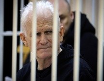 Durante el juicio Bialiatski, de 60 años, y sus colaboradores, estuvieron encerrados en un espacio protegido con rejas dentro de la sala del tribunal. AP/ARCHIVO
