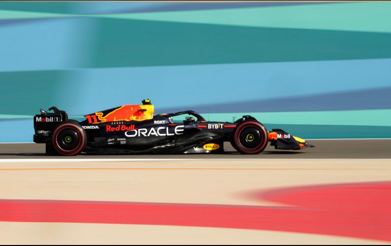 El mexicano Checo Pérez le dio el relevo a al español Fernando Alosno antes de calzar los neumáticos blandos, con los que estableció como referencia 1:32.758. AP / F. Augstein