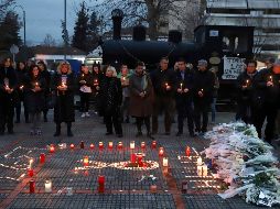 Con velas y flores, personas honran a las víctimas de la colisión. AP/V. Kousioras