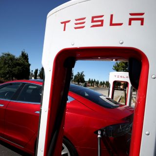 Inversión de Tesla ayuda a acelerar electromovilidad en México: Ebrard
