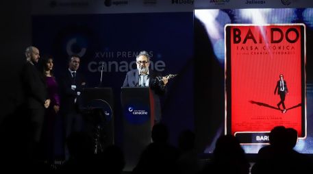 Eugenio Caballero, diseñador de producción de “Bardo”, fue el encargado de recibir el premio a la Mejor Película, pues Alejandro González Iñárritu se ausentó por la boda de su hermana. EL INFORMADOR/ Carlos Zepeda