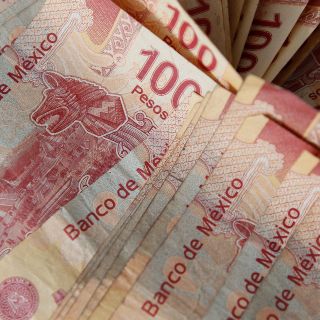 Peso sigue racha positiva y el dólar cae a menos de 18