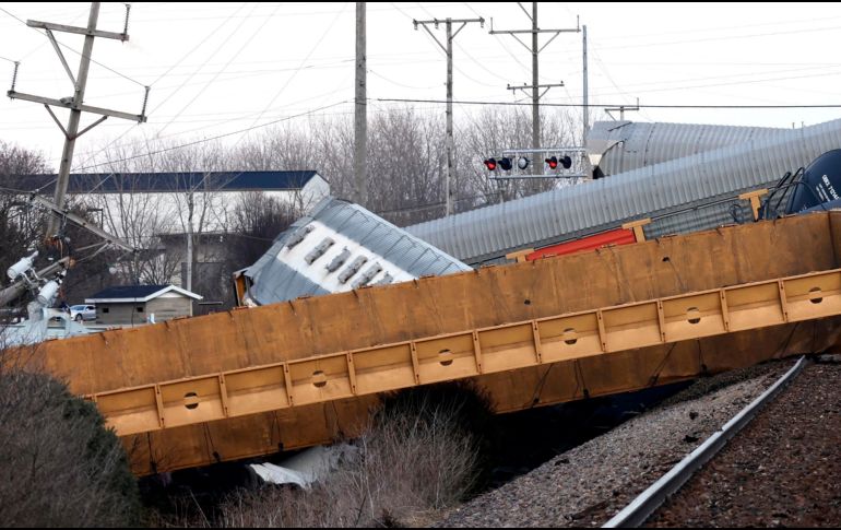 Veinte de los 212 vagones del tren descarrilaron cuando viajaban hacia el sur. AP/D. Lackey
