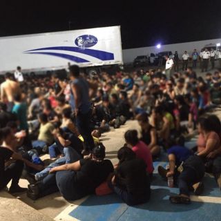 El INM halla a 343 migrantes abandonados en un tráiler en Veracruz