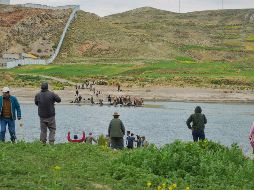 Pobladores rescatan a soldados del río Llave, en Puno. EFE/C. Apucusi