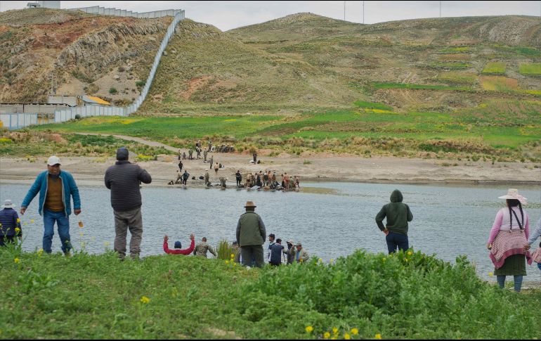 Pobladores rescatan a soldados del río Llave, en Puno. EFE/C. Apucusi