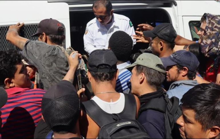 Los migrantes estaban hacinados en el tráiler. AFP