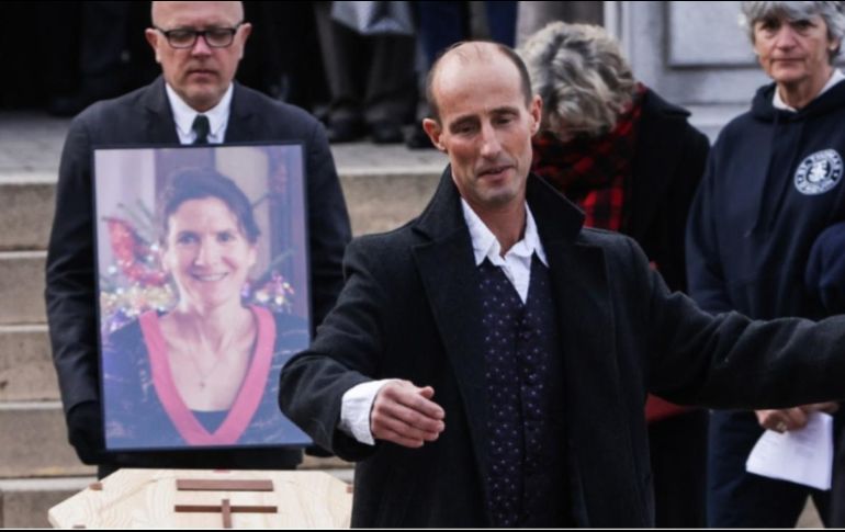 Voirin comenzó bailando solo, pero pronto se sumaron otras personas que habían acudido al funeral. ESPECIAL