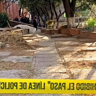 Asesinan a joven cuando estaba platicando con su novia en Guadalajara