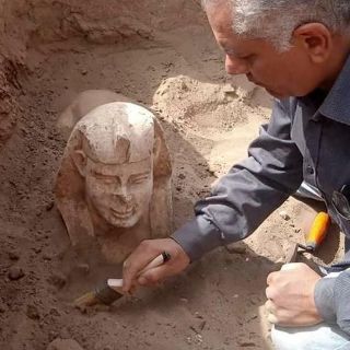 La curiosa esfinge "sonriente" que fue descubierta en Egipto
