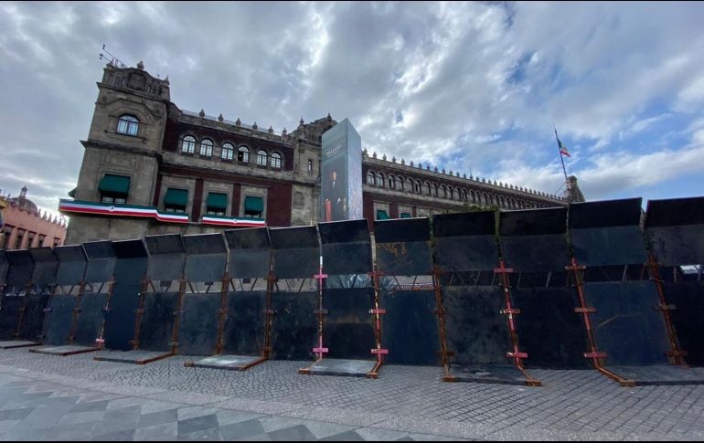 Colocar vallas metálicas de más de dos metros de altura en el gobierno del Presidente Andrés Manuel López Obrador ha sido una constante para proteger Palacio Nacional desde 2021. SUN/ARCHIVO