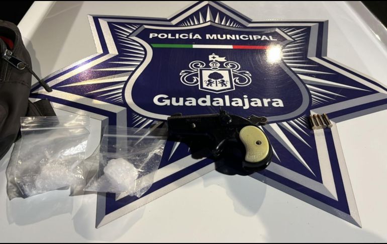 El sospechoso y lo asegurado fueron presentados ante un agente del Ministerio Público. ESPECIAL/Policía de Guadalajara