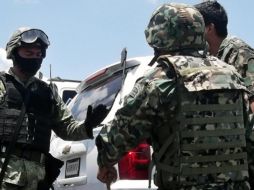 El periodista Antonio Nieto compartió las imágenes que muestran a dos de los estadounidenses mientras reciben atención médica. AFP / ARCHIVO