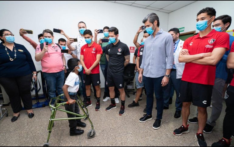 Jugadores rojinegros causaron sonrisas en los pequeños del Teletón. ESPECIAL