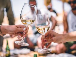 ¡A brindar! por todas las mujeres del mundo. ESPECIAL/Photo by Zan on Unsplash.