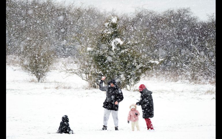 El aguanieve, la nieve y las temperaturas gélidas seguirán afectando la mayor parte del Reino Unido hasta el viernes. AP/J. Giddens