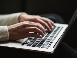 En México, el 63% de las mujeres que no usan Internet reportan que la principal razón es que no tienen los conocimientos para hacerlo. ESPECIAL / Foto de Kaitlyn Baker en Unsplash