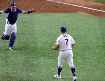 AUSTIN BARNES Y JULIO URÍAS. Son sólo dos jugadores de la que es quizá la nómina más talentosa con la que México ha encarado este torneo. AFP / ARCHIVO