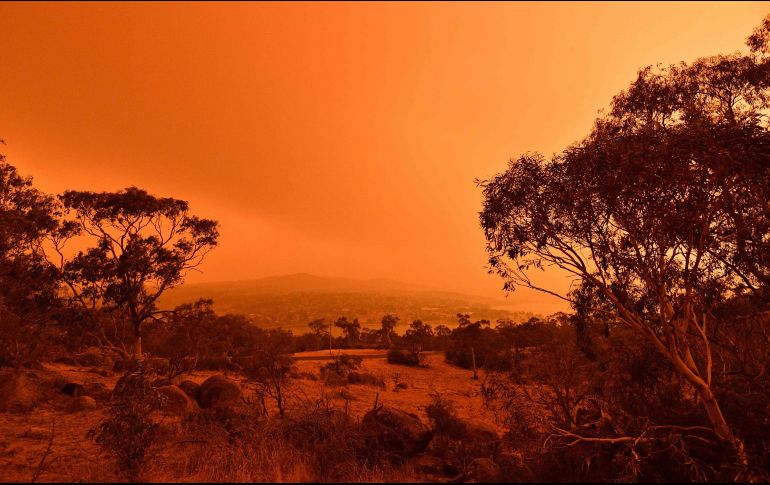 A finales de 2020, las partículas de humo de los incendios forestales de Australia ampliaron el agujero de ozono antártico en 2.5 millones de kilómetros cuadrados, un 10% de su superficie más que el año anterior. AFP / ARCHIVO