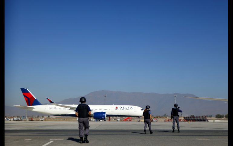 Dos personas murieron en el Aeropuerto de Santiago cuando una docena de ladrones intentó llevarse sin éxito 32.5 millones de dólares. AFP
