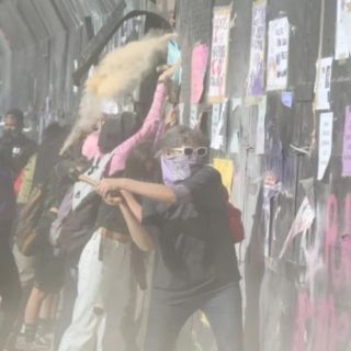 Rocían con gas a feministas tras doblar vallas de Palacio Nacional