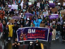 Una marea violeta compuesta de centenares de mujeres marcharon este miércoles por las calles del centro de Quito. EFE