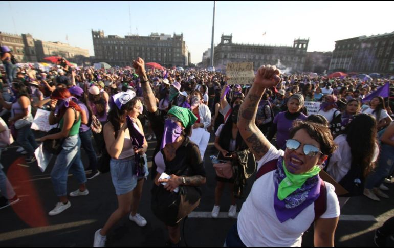 En punto de las 17:32 horas, la vanguardia de la marcha encabezada por el Observatorio Nacional de Feminicidio llegó al Zócalo capitalino, mismo que se comenzó a pintar de morado y a llenar de gente. SUN / C. Mejía