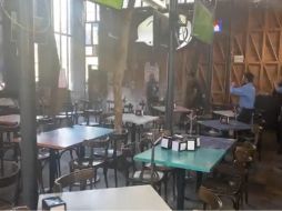 En el metraje también se observa que una mujer rompe uno de los vidrios del lugar con lo que parece ser un tubo. ESPECIAL