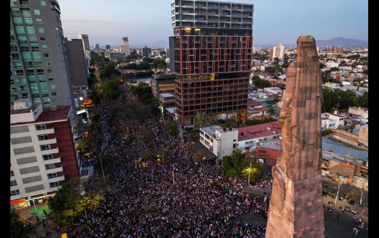 A las 19:00 horas, la Glorieta de las y los Desaparecidos está repleta, se terminó el trayecto de la ruta convocada por Yo Voy 8M. Entre las peticiones se escuchan algunas relacionadas con parar la violencia de género. EL INFORMADOR / A. Navarro