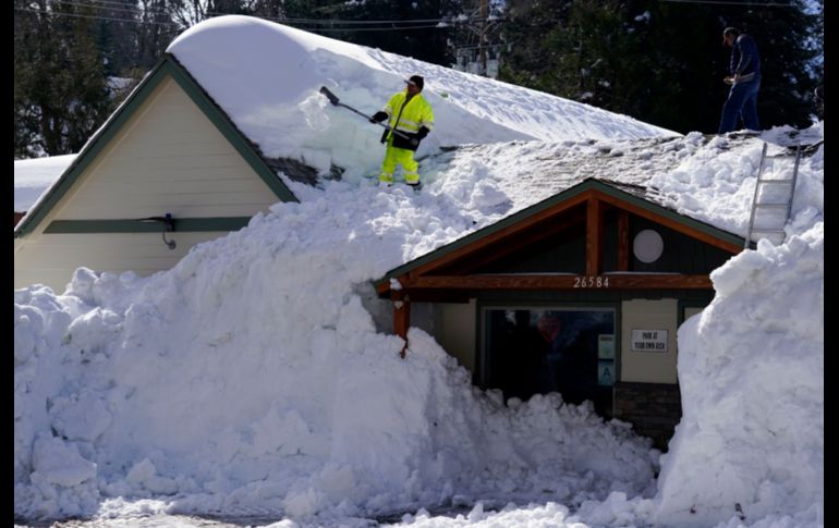 La nieve acumulada rebasó las ventanas del primer nivel de muchas viviendas. AP
